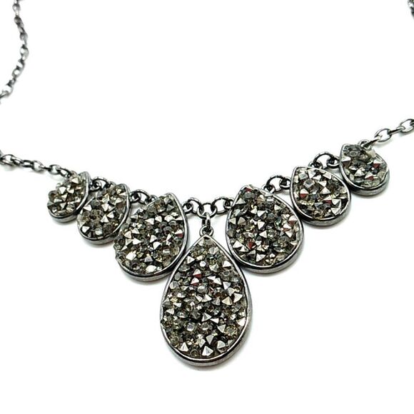 Charming Charlie Black Stone Bib Necklace On Black Gunmetal Chain - Picture 9 of 13